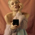 Aleksandra Adamska Instagram - hello Moto 🍑 już 16.04 premiera najnowszego telefonu @motorolapolska - can’t wait 🧡 [reklama] #odkryjoceanmożliwości 📸 @marekzimakiewicz