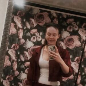 Aleksandra Adamska Instagram - Siema Mordeczki! Pozwólcie że przy sobocie zaprezentuje wam moja garderobę/przyczepę. Normalnie siedzisz sobie, odpoczywasz między ujęciami - pukają mówiom „Pati.. zapraszamy na plan”. Taka to pożyje. To tyle u mnie. A jak wasze piątkowe balety? Szczała 🖐🏻 #pati #adamska #aktorka #gwiazdatvnu #sobota
