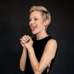 Aleksandra Adamska Instagram - Kilka dni temu światło dzienne ujrzał nowy numer @zwierciadlo_miesiecznik w ktorym możecie zobaczyć piękne zdjęcia mojej muzy @olaadamska 🤍 Bardzo się cieszę, że mogłem zadbać o wszystkie stylówki Oli do tej sesji🥰 Dziś wrzucamy małą zajawkę foto, a niebawem pokażemy backstage powstania tej sesji #maciejzień #fashionlook #moda #zien #olaadamska #fashiondesigner #polishfashiondesigner