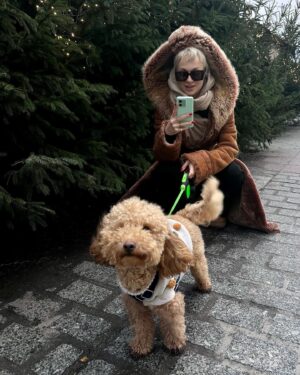 Aleksandra Adamska Instagram - ten moment w którym model wybiera lepszego fotografa….🥹🤓🙈#mamalepszyfotograf #bigosmamusisynuś #jarmarkswiateczny #reklama @motorolapolska