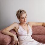 Aleksandra Adamska Instagram - Kilka dni temu światło dzienne ujrzał nowy numer @zwierciadlo_miesiecznik w ktorym możecie zobaczyć piękne zdjęcia mojej muzy @olaadamska 🤍 Bardzo się cieszę, że mogłem zadbać o wszystkie stylówki Oli do tej sesji🥰 Dziś wrzucamy małą zajawkę foto, a niebawem pokażemy backstage powstania tej sesji #maciejzień #fashionlook #moda #zien #olaadamska #fashiondesigner #polishfashiondesigner