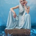 Aleksandra Adamska Instagram - Bardzo mocno wierzę w to, że nic w naszym życiu nie dzieje się przypadkowo, że jeśli czegoś pragniemy, jeśli w coś mocno wierzymy to przyjdzie to do nas prędzej lub później. Kiedy dostałam propozycję zostania ambasadorką marki @motorolapolska i wzięcia udziału w kampanii "Odkryj Ocean Możliwości" poczułam, że to jest właśnie to. Chcemy zachęcić Cię do tego, aby odkrywać siebie, aby być sobą, zrozumieć siebie i wreszcie pokochać siebie samego. Tylko zaglądając w głąb siebie, możesz odkryć kim naprawdę jesteś. Odważ się na chwile ciszy. Oddychaj. Kreuj. Czerp z życia. Ty - To ocean możliwości. fot. @lukaszdziewic #reklama @motorolapolska #płatnawspółpraca #odkryjoceanmożliwości