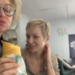 Aleksandra Adamska Instagram - Z Życia wzięte 💁🏼‍♀️ Kto też tak ma? 🤓 #reality #makijaz #makijazystka #aktorka #kosmetyki #backstage z @olaadamska #zycie #lubię #food #foodstyling