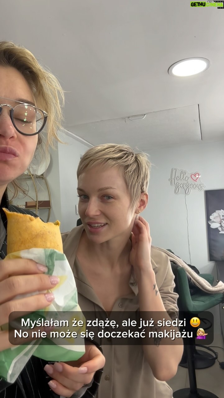 Aleksandra Adamska Instagram - Z Życia wzięte 💁🏼♀️ Kto też tak ma? 🤓 #reality #makijaz #makijazystka #aktorka #kosmetyki #backstage z @olaadamska #zycie #lubię #food #foodstyling