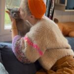 Aleksandra Adamska Instagram – Bo kto powiedział, że tylko dogoterapia działa cuda? Sama całe życie byłam i nadal jestem psiarą, ale to kotki stały się częścią mojego życia. Są przyjaciółmi, nauczycielami, przewodnikami, w chwilach smutku, jak ja to nazywam „pielęgniarzami” bo wiedzą intuicyjnie, kiedy przyjść położyć się i mrucząc ukoić. Każde ich dotknięcie czy otarcie się ich o moją dłoń sprawia, że czuję połączenie… czuję. Tylko i aż – czuć. Piękne doznanie. 
A jaka jest #MocwTwoichRękach? 
@semilac dziękuję za zaproszenie do udziału w tej wyjątkowej kampanii.