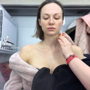 Aleksandra Adamska Instagram - Tak wyglada proces charakteryzacji Pati w serialu SKAZANA 

umieszczam tu, bo ilość niezliczonych wiadomości „jak wyglada robienie takiej charakteryzacji” jest dość zalewająca. 🙈 

całuje mocno Mordeczki 💛 

#pati #skazana #aktorka #player #tvn #charakteryzacja #tatuaże #adamska