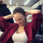 Aleksandra Adamska Instagram - z cyklu Dziennik Pati Czyli jak Aluta przeprowadza wywiad 💛 Napiszcie w komentarzach jak wasze wrażenia po całym sezonie Skazanej 🙌🏼 My już szykujemy się do rozpoczęcia zdjęc do drugiego sezonu. Ja już przebieram nóżkami, wertuje scenariusze i ożywiam w sobie Pati 😍❤️ #skazana #pati #player #serial #tvn #aluta #agatakulesza #olaadamska #adamska