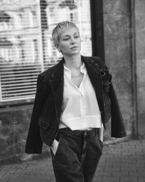 Aleksandra Adamska Instagram - w obiektywie wspaniałego @lukaszbartyzel 

Ubrana w najnowszą kolekcje niezastąpionego @lukaszjemiol

🖤 

#📸 #photoshoot #adamska