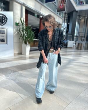 Aleksandra Adamska Instagram - W drodze na wczorajszy przedpremierowy pokaz PATI w siedzibie @warnerbrospl 
Kto z Was czeka na te premierę?
Już 28 kwietnia tylko w @player.pl 

Styled by ME (nie pytajcie o marynarkę - mam ją po Babci Władzi😎) 
Make up & hair @karbowiak_mua 

#player #pati #adamska