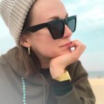 Aleksandra Adamska Instagram - Wczoraj, wypełniona po brzegi wdzięcznością siedziałam na plaży, słuchając szumu fal, mew i zatapiałam się w siebie. Odkrywałam że coś co kiedyś zupełnie mnie przerażało i smuciło dziś stało się ciepłą realnością i ogromnym pragnieniem. ✨ Bo coś co z początku może wydawać się smutne, niewłaściwe, złe okazuje się czymś bez czego nie moglibyśmy doświadczyć spełnienia, szczęścia, pokoju. A okaże się to w najlepszym, boskim dla Nas momencie. warto tylko zawierzyć procesowi. 🙌🏼 Nie pisz scenariuszy swojego życia, bo będziesz ślepo zapatrzony w kolejne kartki scenopisu zamiast dostrzec to co przynosi Ci życie. Nie stawiaj oporu temu co przed Tobą - przyjmuj. Bo na stawianie oporu pożytkujesz energię, którą mógłbyś poświecić na dodanie wiatru w żagle temu co przychodzi. Bądź. Akceptuj. Kochaj. ✨ #wdzięczność #pokój #szczęście #bałtyk #mala #medytacja #aktorka #adamska