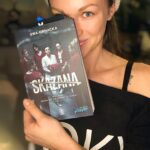 Aleksandra Adamska Instagram – JESTEM NA OKŁADCE KSIĄŻKI 😍 📖

(Tego bym się raczej nigdy nie spodziewała.. ☝🏼🙈🧐)

I to nie byle jakiej książki – książki którą przeczytałam w praktycznie jeden dzień przygotowując się do serialu SKAZANA, wtedy jeszcze nosiła tytuł „SKAZANE NA POTĘPIENIE”. 
A teraz sięgnęłam po nią ponownie: wciąga, bawi, wzrusza, przyprawia o dreszcz…. 
To literatura faktu opisująca losy kobiet w najcięższym więzieniu dla kobiet w Polsce. To na podstawie tych historii powstał serial skazana. 

Kto już z Was czytał? 🤓📖💛

#skazana
#pati 
#adamska
#rebis @dom_wydawniczy_rebis 
#ornacka
#kobietywwiezieniu
#wiezienie
#skazanaserial
#agatakulesza
#zbrodnia
