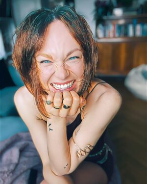 Aleksandra Adamska Instagram - Za tobą piękny, 
momentami bardzo 
niełatwy rok.
Rozwijasz się, ✨
wzrastasz, 💫
ukochując się w prawdzie i miłości. 💛

Jestem z Ciebie bardzo dumna. 

Zawsze będę przy Tobie Oleńko. ⭐️

Sto lat 🎂

#urodziny #32