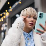 Aleksandra Adamska Instagram - a ty? W czym potrafisz się przejrzeć, jeżeli wokół brak lusterka? 🤪 Moja kochana siostrzyczka @adamskaporczyk swojego czasu potrafiła przejrzeć się w…płycie CD 🤪🙈😁 fot. @lukaszdziewic hair @porczykbartosz mirror @motorolapolska #lustereczko #powiedzprzecie #jaksieniemacosielubitosielubicosiema #fun #adamska #reklama