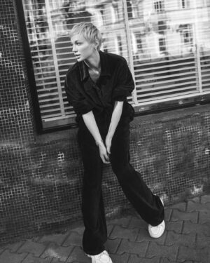 Aleksandra Adamska Instagram - w obiektywie wspaniałego @lukaszbartyzel 

Ubrana w najnowszą kolekcje niezastąpionego @lukaszjemiol

🖤 

#📸 #photoshoot #adamska