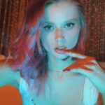 Alena Savostikova Instagram - ᴡʜᴏᴇᴠᴇʀ ꜱᴀɪᴅ ‘ʙʟᴏɴᴅᴇꜱ ʜᴀᴠᴇ ᴍᴏʀᴇ ꜰᴜɴ’, ᴄʟᴇᴀʀʟʏ ɴᴇᴠᴇʀ ʜᴀᴅ ᴘɪɴᴋ ʜᴀɪʀ! 🫦