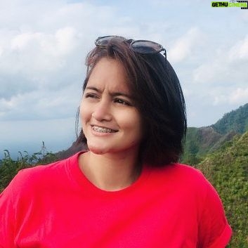 Alenta S. Hombing - 4.6K Likes - Aku bukan Pesolek apalagi Wayang Golek, Aku terlahir sebagai Pejuang dalam mencari Peluang..artikan semua dg positif maka km akan temukan arti Kesatuan Seutuhnya😊Jauhkan Compare Dekati Prepare, Hidup bukan soal Hitam Putih, Rupawan dan tidak, tapi seberapa Besar Perjuangan dan Peluang yg km ciptakan agar Dunia dapat mengenal Indonesia.. Hidup bukan sekedar Bersolek lalu menuruti semua perkataan org layaknya Wayang Golek Karena hal tsb akan membawamu pada titik Compare yang satu dg lainya, tentu itu akan menjauhkan satu suku dg suku yg lainnya, Tp cobalah dekati kalimat Prepare utk tiap hal yg buruk pasti sedikit bnyk akan berubah karena adanya dampak yang baik selama km kuat jadi orang yang berdampak baik bukan sbaliknya lakukan lah❤️😇🔥i love Indonesia#SAVEPAPUA❤️#maafbarusempatpostingsusahsignal