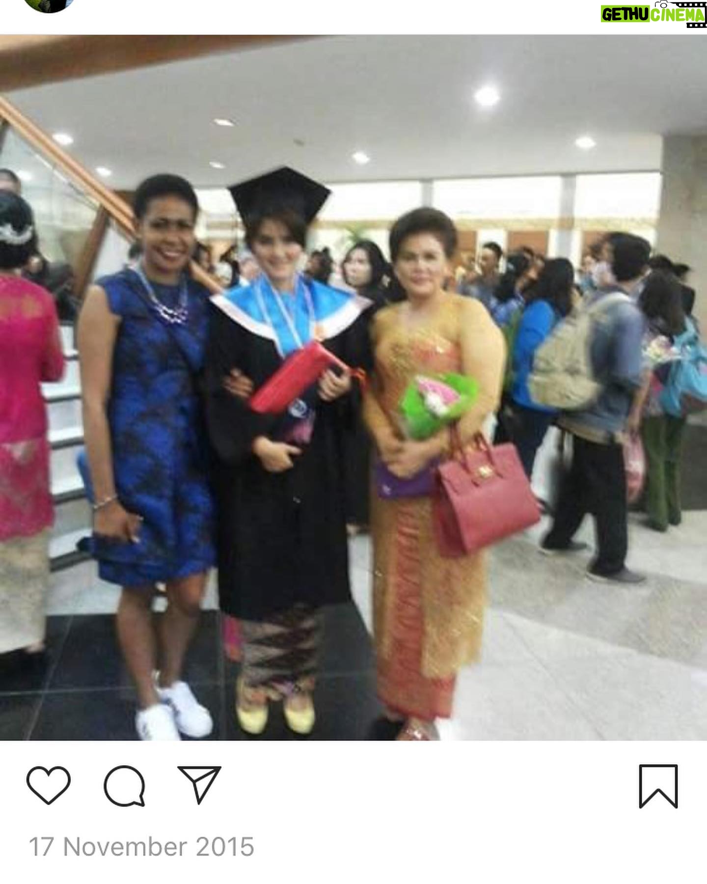 Alenta S. Hombing - 3.2K Likes - Postingan lama ini ak ubah caption nya karna melihat mba @najwashihab mengapresiasikan #wisudaldr2020 jd haru teringat perjuangan meraih pendidikan Master Hukum,Keluargaku jauh dr kata cukup sehingga ak hrs bekerja dari SMA membantu mama yg hanya tamatan SMA utk Hidup tdk hanya sekedar Hidup, dan memperbaiki strata sosial yg penuh underestimate Dulu sempat berpikir Wisuda tdk bgitu penting yg lebih benar bgaimana pengaplikasian ilmu dlm kehidupan sehari2, sambil Syuting pagi ke pagi dan Kuliah, tdk pernah bergaul, bahkan Tiap UTS di jam 23.00 wib, saat pikiran dan tubuh sdh sulit sinkronized hrs stres mkirin ijin syuting ke sutradara karna gaenak dgn pemain lain, mengingat Kelas pekerja hanya Jumat&Sabtu, lalu typhoid menyelesaikan kontrak yg ada dan tdk perpanjang, belum lg Dosen pembimbing saat Thesis tdk semuanya mudah utk ditemui😭 dan pengerjaan thesis yg hrs revisi brp kali kadang hrs menyesuaikan mood Dosen Pembimbing, akhirnya #wisuda🎓 25 Y/O, 2nd degree 2011-2014 Law Major ( Focus UU No.24 thn 2003, Impeachment ) Christian Indonesian University (UKI) ini jawaban saya bagi yg sering bertanya kenapa belum menikah, kenapa sekarang jelek, kenapa gendut, kenapa dan kenapa mari kita golong persatuan agar timbul pemikiran bagaimana segera menikah, bagaimana tdk jelek, bagaimana proporsional lagi dan Sampaikan secara Santun karena itu ciri khas Budaya Masyarakat Indonesia🇮🇩Be a Solver not a Griper, dari sana akan terlihat tingkat intelektualitas msg2, “It is only imperfection that complains of what is imperfect. The more perfect we are the more gentle and quiet we become towards the defects of others.” — Joseph Addison, Ternyata #wisuda ada pentingnya sbg reminder dlm hidup agar tdk mudah jatuh ke Kehidupan yg slh, buat tmn2 yg #wisuda ldr 2020 semangat yah, tiada tantangan yg melebihi kekuatanmu❤️🇮🇩 💪😎 Otot Wanita ada pada Hati dan Kepalanya, mari ngotot2an dg Adab dan Ilmu.. #universitaskristenindonesia #universitaskristenindonesiatoraja