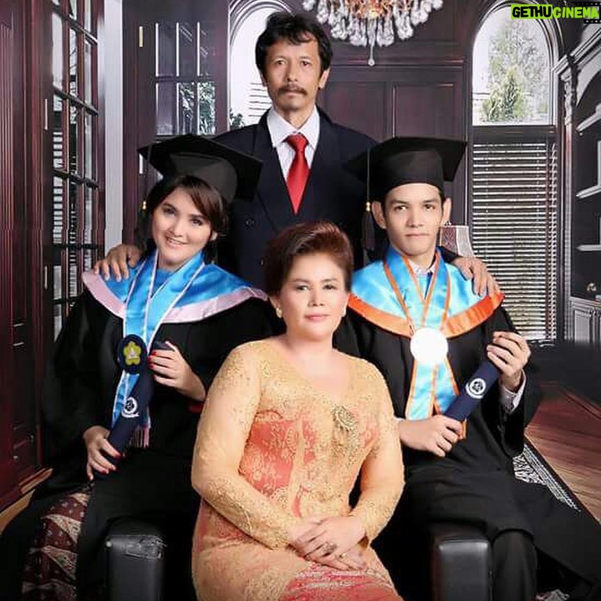 Alenta S. Hombing - 3.2K Likes - Postingan lama ini ak ubah caption nya karna melihat mba @najwashihab mengapresiasikan #wisudaldr2020 jd haru teringat perjuangan meraih pendidikan Master Hukum,Keluargaku jauh dr kata cukup sehingga ak hrs bekerja dari SMA membantu mama yg hanya tamatan SMA utk Hidup tdk hanya sekedar Hidup, dan memperbaiki strata sosial yg penuh underestimate Dulu sempat berpikir Wisuda tdk bgitu penting yg lebih benar bgaimana pengaplikasian ilmu dlm kehidupan sehari2, sambil Syuting pagi ke pagi dan Kuliah, tdk pernah bergaul, bahkan Tiap UTS di jam 23.00 wib, saat pikiran dan tubuh sdh sulit sinkronized hrs stres mkirin ijin syuting ke sutradara karna gaenak dgn pemain lain, mengingat Kelas pekerja hanya Jumat&Sabtu, lalu typhoid menyelesaikan kontrak yg ada dan tdk perpanjang, belum lg Dosen pembimbing saat Thesis tdk semuanya mudah utk ditemui😭 dan pengerjaan thesis yg hrs revisi brp kali kadang hrs menyesuaikan mood Dosen Pembimbing, akhirnya #wisuda🎓 25 Y/O, 2nd degree 2011-2014 Law Major ( Focus UU No.24 thn 2003, Impeachment ) Christian Indonesian University (UKI) ini jawaban saya bagi yg sering bertanya kenapa belum menikah, kenapa sekarang jelek, kenapa gendut, kenapa dan kenapa mari kita golong persatuan agar timbul pemikiran bagaimana segera menikah, bagaimana tdk jelek, bagaimana proporsional lagi dan Sampaikan secara Santun karena itu ciri khas Budaya Masyarakat Indonesia🇮🇩Be a Solver not a Griper, dari sana akan terlihat tingkat intelektualitas msg2, “It is only imperfection that complains of what is imperfect. The more perfect we are the more gentle and quiet we become towards the defects of others.” — Joseph Addison, Ternyata #wisuda ada pentingnya sbg reminder dlm hidup agar tdk mudah jatuh ke Kehidupan yg slh, buat tmn2 yg #wisuda ldr 2020 semangat yah, tiada tantangan yg melebihi kekuatanmu❤️🇮🇩 💪😎 Otot Wanita ada pada Hati dan Kepalanya, mari ngotot2an dg Adab dan Ilmu.. #universitaskristenindonesia #universitaskristenindonesiatoraja
