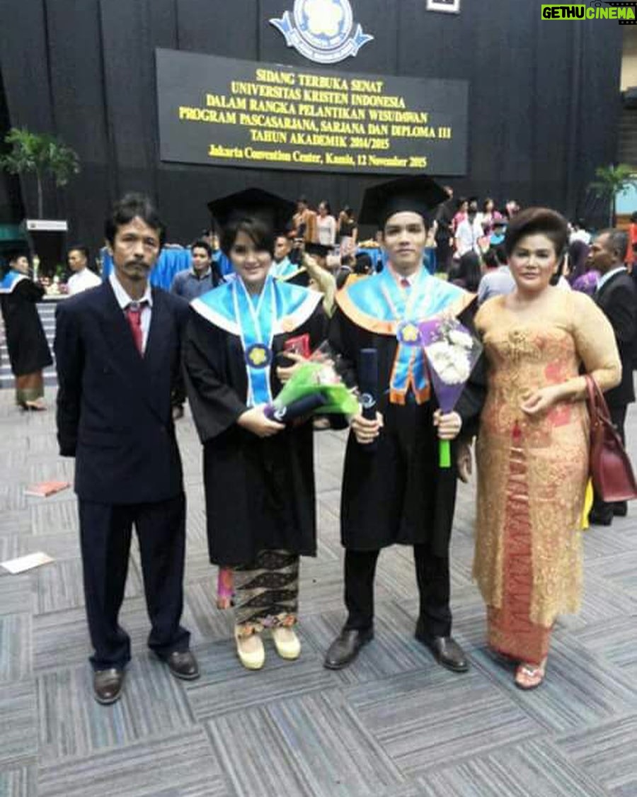 Alenta S. Hombing - 3.2K Likes - Postingan lama ini ak ubah caption nya karna melihat mba @najwashihab mengapresiasikan #wisudaldr2020 jd haru teringat perjuangan meraih pendidikan Master Hukum,Keluargaku jauh dr kata cukup sehingga ak hrs bekerja dari SMA membantu mama yg hanya tamatan SMA utk Hidup tdk hanya sekedar Hidup, dan memperbaiki strata sosial yg penuh underestimate Dulu sempat berpikir Wisuda tdk bgitu penting yg lebih benar bgaimana pengaplikasian ilmu dlm kehidupan sehari2, sambil Syuting pagi ke pagi dan Kuliah, tdk pernah bergaul, bahkan Tiap UTS di jam 23.00 wib, saat pikiran dan tubuh sdh sulit sinkronized hrs stres mkirin ijin syuting ke sutradara karna gaenak dgn pemain lain, mengingat Kelas pekerja hanya Jumat&Sabtu, lalu typhoid menyelesaikan kontrak yg ada dan tdk perpanjang, belum lg Dosen pembimbing saat Thesis tdk semuanya mudah utk ditemui😭 dan pengerjaan thesis yg hrs revisi brp kali kadang hrs menyesuaikan mood Dosen Pembimbing, akhirnya #wisuda🎓 25 Y/O, 2nd degree 2011-2014 Law Major ( Focus UU No.24 thn 2003, Impeachment ) Christian Indonesian University (UKI) ini jawaban saya bagi yg sering bertanya kenapa belum menikah, kenapa sekarang jelek, kenapa gendut, kenapa dan kenapa mari kita golong persatuan agar timbul pemikiran bagaimana segera menikah, bagaimana tdk jelek, bagaimana proporsional lagi dan Sampaikan secara Santun karena itu ciri khas Budaya Masyarakat Indonesia🇮🇩Be a Solver not a Griper, dari sana akan terlihat tingkat intelektualitas msg2, “It is only imperfection that complains of what is imperfect. The more perfect we are the more gentle and quiet we become towards the defects of others.” — Joseph Addison, Ternyata #wisuda ada pentingnya sbg reminder dlm hidup agar tdk mudah jatuh ke Kehidupan yg slh, buat tmn2 yg #wisuda ldr 2020 semangat yah, tiada tantangan yg melebihi kekuatanmu❤️🇮🇩 💪😎 Otot Wanita ada pada Hati dan Kepalanya, mari ngotot2an dg Adab dan Ilmu.. #universitaskristenindonesia #universitaskristenindonesiatoraja
