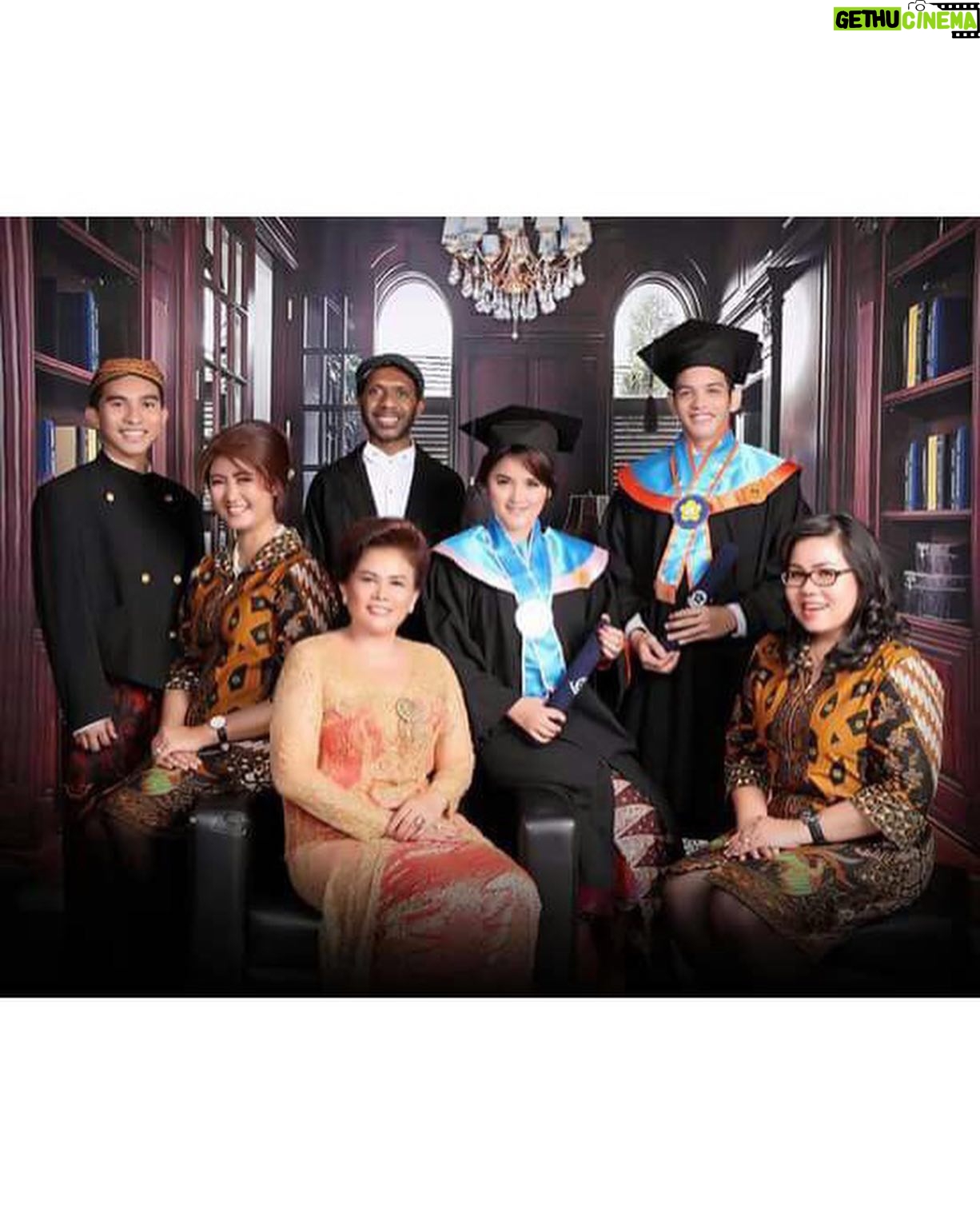 Alenta S. Hombing - 3.2K Likes - Postingan lama ini ak ubah caption nya karna melihat mba @najwashihab mengapresiasikan #wisudaldr2020 jd haru teringat perjuangan meraih pendidikan Master Hukum,Keluargaku jauh dr kata cukup sehingga ak hrs bekerja dari SMA membantu mama yg hanya tamatan SMA utk Hidup tdk hanya sekedar Hidup, dan memperbaiki strata sosial yg penuh underestimate Dulu sempat berpikir Wisuda tdk bgitu penting yg lebih benar bgaimana pengaplikasian ilmu dlm kehidupan sehari2, sambil Syuting pagi ke pagi dan Kuliah, tdk pernah bergaul, bahkan Tiap UTS di jam 23.00 wib, saat pikiran dan tubuh sdh sulit sinkronized hrs stres mkirin ijin syuting ke sutradara karna gaenak dgn pemain lain, mengingat Kelas pekerja hanya Jumat&Sabtu, lalu typhoid menyelesaikan kontrak yg ada dan tdk perpanjang, belum lg Dosen pembimbing saat Thesis tdk semuanya mudah utk ditemui😭 dan pengerjaan thesis yg hrs revisi brp kali kadang hrs menyesuaikan mood Dosen Pembimbing, akhirnya #wisuda🎓 25 Y/O, 2nd degree 2011-2014 Law Major ( Focus UU No.24 thn 2003, Impeachment ) Christian Indonesian University (UKI) ini jawaban saya bagi yg sering bertanya kenapa belum menikah, kenapa sekarang jelek, kenapa gendut, kenapa dan kenapa mari kita golong persatuan agar timbul pemikiran bagaimana segera menikah, bagaimana tdk jelek, bagaimana proporsional lagi dan Sampaikan secara Santun karena itu ciri khas Budaya Masyarakat Indonesia🇮🇩Be a Solver not a Griper, dari sana akan terlihat tingkat intelektualitas msg2, “It is only imperfection that complains of what is imperfect. The more perfect we are the more gentle and quiet we become towards the defects of others.” — Joseph Addison, Ternyata #wisuda ada pentingnya sbg reminder dlm hidup agar tdk mudah jatuh ke Kehidupan yg slh, buat tmn2 yg #wisuda ldr 2020 semangat yah, tiada tantangan yg melebihi kekuatanmu❤️🇮🇩 💪😎 Otot Wanita ada pada Hati dan Kepalanya, mari ngotot2an dg Adab dan Ilmu.. #universitaskristenindonesia #universitaskristenindonesiatoraja