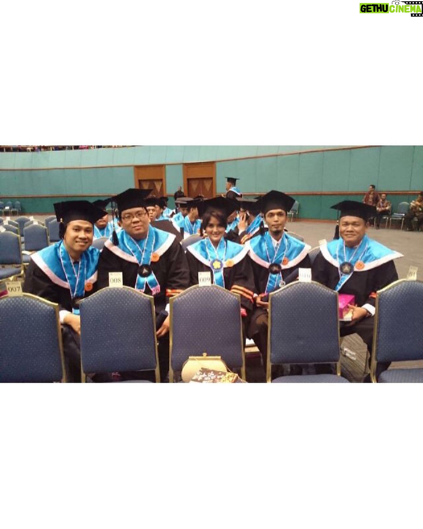 Alenta S. Hombing - 3.2K Likes - Postingan lama ini ak ubah caption nya karna melihat mba @najwashihab mengapresiasikan #wisudaldr2020 jd haru teringat perjuangan meraih pendidikan Master Hukum,Keluargaku jauh dr kata cukup sehingga ak hrs bekerja dari SMA membantu mama yg hanya tamatan SMA utk Hidup tdk hanya sekedar Hidup, dan memperbaiki strata sosial yg penuh underestimate Dulu sempat berpikir Wisuda tdk bgitu penting yg lebih benar bgaimana pengaplikasian ilmu dlm kehidupan sehari2, sambil Syuting pagi ke pagi dan Kuliah, tdk pernah bergaul, bahkan Tiap UTS di jam 23.00 wib, saat pikiran dan tubuh sdh sulit sinkronized hrs stres mkirin ijin syuting ke sutradara karna gaenak dgn pemain lain, mengingat Kelas pekerja hanya Jumat&Sabtu, lalu typhoid menyelesaikan kontrak yg ada dan tdk perpanjang, belum lg Dosen pembimbing saat Thesis tdk semuanya mudah utk ditemui😭 dan pengerjaan thesis yg hrs revisi brp kali kadang hrs menyesuaikan mood Dosen Pembimbing, akhirnya #wisuda🎓 25 Y/O, 2nd degree 2011-2014 Law Major ( Focus UU No.24 thn 2003, Impeachment ) Christian Indonesian University (UKI) ini jawaban saya bagi yg sering bertanya kenapa belum menikah, kenapa sekarang jelek, kenapa gendut, kenapa dan kenapa mari kita golong persatuan agar timbul pemikiran bagaimana segera menikah, bagaimana tdk jelek, bagaimana proporsional lagi dan Sampaikan secara Santun karena itu ciri khas Budaya Masyarakat Indonesia🇮🇩Be a Solver not a Griper, dari sana akan terlihat tingkat intelektualitas msg2, “It is only imperfection that complains of what is imperfect. The more perfect we are the more gentle and quiet we become towards the defects of others.” — Joseph Addison, Ternyata #wisuda ada pentingnya sbg reminder dlm hidup agar tdk mudah jatuh ke Kehidupan yg slh, buat tmn2 yg #wisuda ldr 2020 semangat yah, tiada tantangan yg melebihi kekuatanmu❤️🇮🇩 💪😎 Otot Wanita ada pada Hati dan Kepalanya, mari ngotot2an dg Adab dan Ilmu.. #universitaskristenindonesia #universitaskristenindonesiatoraja