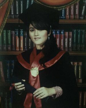 Alenta S. Hombing Instagram - 1st degree 2007-2010, Law Major ( Focus UU No.23 thn 2002 ttg Perlindungan Anak) Krisnadwipayana University..mnurut persepsiku mrasa tdk perlu memperlihatkan poto ini karena blm jd apa2, tp mjd motivasi bagi yg sdg meraih pendidikan dmn pun berada tdk perlu menunggu jd apa2, ini jawaban utk berbagai pertanyaan di DM agar kalian terus belajar tanpa henti🙏, dimana ak bekerja bantu perekonomian mama yg hanya tamatan SMA dan ak hrs banting tulang dr kls 1 SMA, rela menanggalkan waktu bersosialisasi/pergaulan dg teman2, syuting pagi ke pagi untuk Hidup yg tdk hanya sekedar Hidup, memperbaiki Strata Sosial yg penuh dg #underestimate, disini ak harus UTS/UAS pd jam yg bkn sewajarnya Otak&Tubuh sinkronized, blm lagi memikirkan alasan ijin pd sutradara krna tdk enak perasaan dg pemain lain, bolak balik DBD karna Striping, dan pengerjaan skripsi yg amat sangat menyita waktu istirahatku, disini aku slalu dpt motivasi dr Rektor bernama Lodwijk Gultom( aku bingung mengucap namanya🙈) terimakasih Pak😇🙏🏻 postingan lama ini tergugah ak beri hastag krna suka dg aura positif @najwashihab #wisuda🎓  #wisudaonline #sidangskripsi  #sidangonline #sidangskripsi2019 #universitaskrisnadwipayana #wisudaldr2020 Semangat Berjuang didunia nyata after Wisuda ❤️🇮🇩 Otot Wanita terletak pada Hati dan Otak so, mari ngotot2an dg Adab & Ilmu 🙏😇