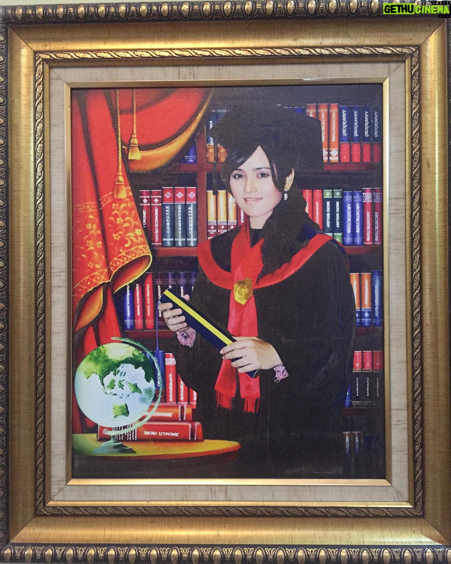 Alenta S. Hombing - 7.9K Likes - 1st degree 2007-2010, Law Major ( Focus UU No.23 thn 2002 ttg Perlindungan Anak) Krisnadwipayana University..mnurut persepsiku mrasa tdk perlu memperlihatkan poto ini karena blm jd apa2, tp mjd motivasi bagi yg sdg meraih pendidikan dmn pun berada tdk perlu menunggu jd apa2, ini jawaban utk berbagai pertanyaan di DM agar kalian terus belajar tanpa henti🙏, dimana ak bekerja bantu perekonomian mama yg hanya tamatan SMA dan ak hrs banting tulang dr kls 1 SMA, rela menanggalkan waktu bersosialisasi/pergaulan dg teman2, syuting pagi ke pagi untuk Hidup yg tdk hanya sekedar Hidup, memperbaiki Strata Sosial yg penuh dg #underestimate, disini ak harus UTS/UAS pd jam yg bkn sewajarnya Otak&Tubuh sinkronized, blm lagi memikirkan alasan ijin pd sutradara krna tdk enak perasaan dg pemain lain, bolak balik DBD karna Striping, dan pengerjaan skripsi yg amat sangat menyita waktu istirahatku, disini aku slalu dpt motivasi dr Rektor bernama Lodwijk Gultom( aku bingung mengucap namanya🙈) terimakasih Pak😇🙏🏻 postingan lama ini tergugah ak beri hastag krna suka dg aura positif @najwashihab #wisuda🎓 #wisudaonline #sidangskripsi #sidangonline #sidangskripsi2019 #universitaskrisnadwipayana #wisudaldr2020 Semangat Berjuang didunia nyata after Wisuda ❤️🇮🇩 Otot Wanita terletak pada Hati dan Otak so, mari ngotot2an dg Adab & Ilmu 🙏😇
