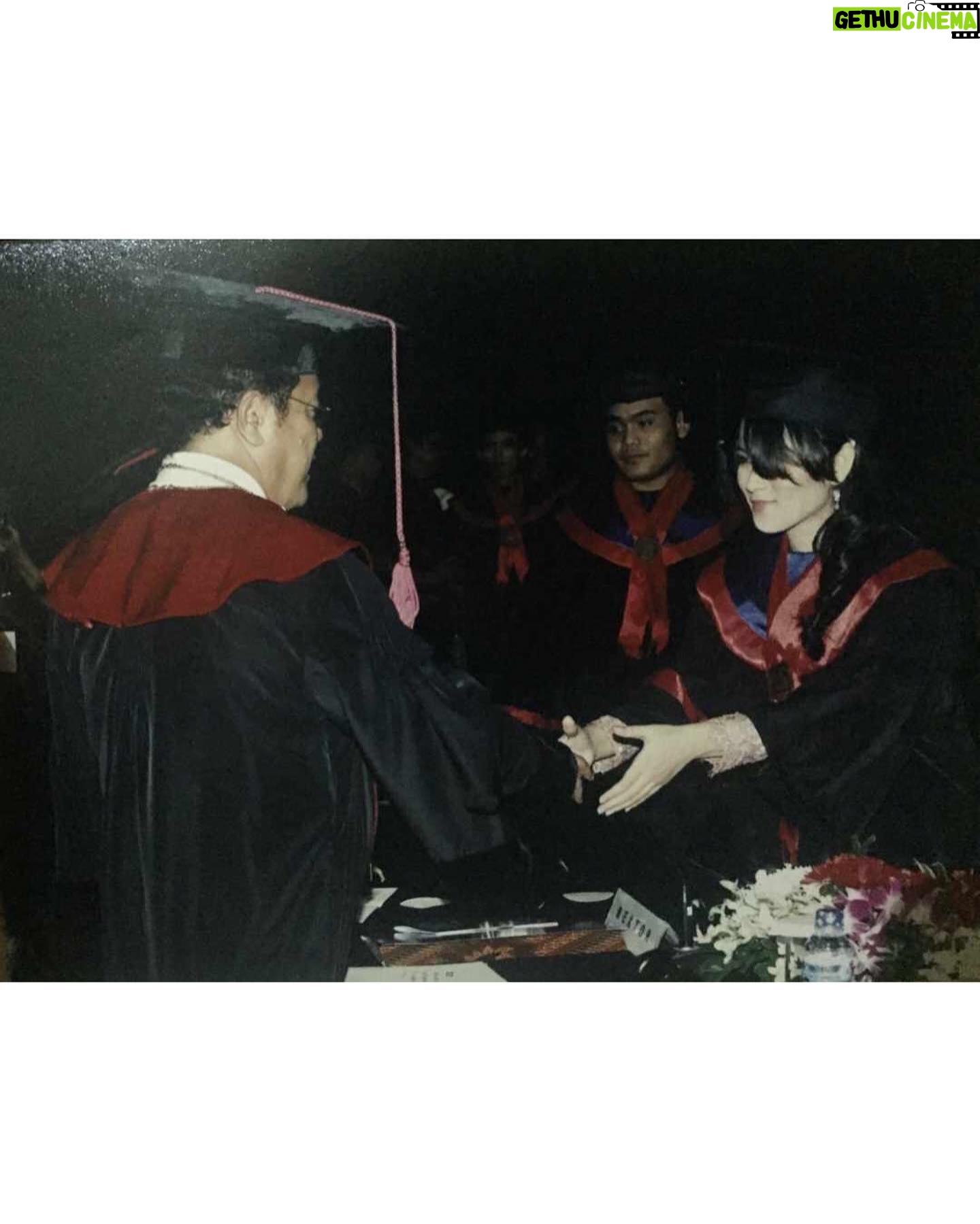 Alenta S. Hombing - 7.9K Likes - 1st degree 2007-2010, Law Major ( Focus UU No.23 thn 2002 ttg Perlindungan Anak) Krisnadwipayana University..mnurut persepsiku mrasa tdk perlu memperlihatkan poto ini karena blm jd apa2, tp mjd motivasi bagi yg sdg meraih pendidikan dmn pun berada tdk perlu menunggu jd apa2, ini jawaban utk berbagai pertanyaan di DM agar kalian terus belajar tanpa henti🙏, dimana ak bekerja bantu perekonomian mama yg hanya tamatan SMA dan ak hrs banting tulang dr kls 1 SMA, rela menanggalkan waktu bersosialisasi/pergaulan dg teman2, syuting pagi ke pagi untuk Hidup yg tdk hanya sekedar Hidup, memperbaiki Strata Sosial yg penuh dg #underestimate, disini ak harus UTS/UAS pd jam yg bkn sewajarnya Otak&Tubuh sinkronized, blm lagi memikirkan alasan ijin pd sutradara krna tdk enak perasaan dg pemain lain, bolak balik DBD karna Striping, dan pengerjaan skripsi yg amat sangat menyita waktu istirahatku, disini aku slalu dpt motivasi dr Rektor bernama Lodwijk Gultom( aku bingung mengucap namanya🙈) terimakasih Pak😇🙏🏻 postingan lama ini tergugah ak beri hastag krna suka dg aura positif @najwashihab #wisuda🎓 #wisudaonline #sidangskripsi #sidangonline #sidangskripsi2019 #universitaskrisnadwipayana #wisudaldr2020 Semangat Berjuang didunia nyata after Wisuda ❤️🇮🇩 Otot Wanita terletak pada Hati dan Otak so, mari ngotot2an dg Adab & Ilmu 🙏😇