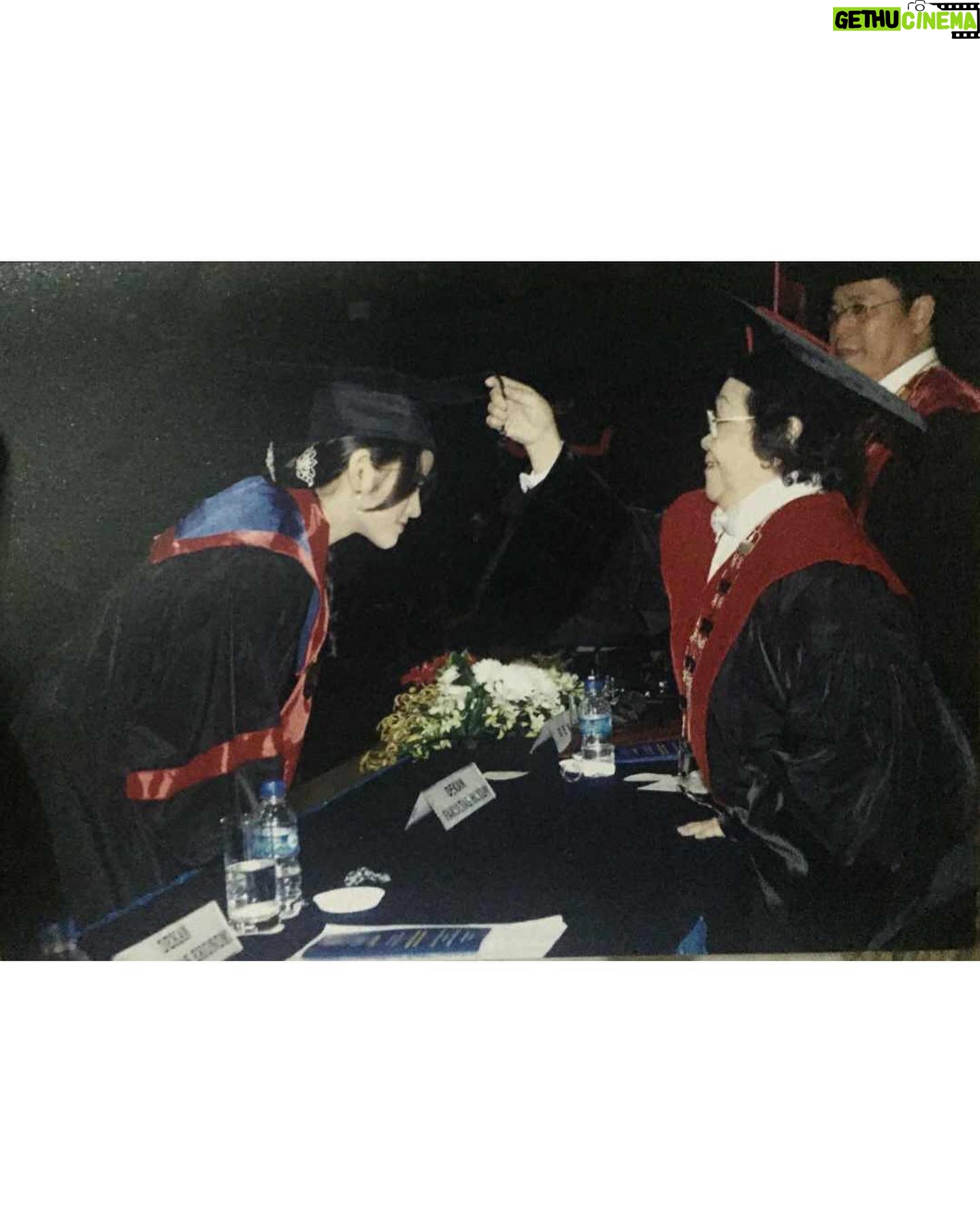 Alenta S. Hombing - 7.9K Likes - 1st degree 2007-2010, Law Major ( Focus UU No.23 thn 2002 ttg Perlindungan Anak) Krisnadwipayana University..mnurut persepsiku mrasa tdk perlu memperlihatkan poto ini karena blm jd apa2, tp mjd motivasi bagi yg sdg meraih pendidikan dmn pun berada tdk perlu menunggu jd apa2, ini jawaban utk berbagai pertanyaan di DM agar kalian terus belajar tanpa henti🙏, dimana ak bekerja bantu perekonomian mama yg hanya tamatan SMA dan ak hrs banting tulang dr kls 1 SMA, rela menanggalkan waktu bersosialisasi/pergaulan dg teman2, syuting pagi ke pagi untuk Hidup yg tdk hanya sekedar Hidup, memperbaiki Strata Sosial yg penuh dg #underestimate, disini ak harus UTS/UAS pd jam yg bkn sewajarnya Otak&Tubuh sinkronized, blm lagi memikirkan alasan ijin pd sutradara krna tdk enak perasaan dg pemain lain, bolak balik DBD karna Striping, dan pengerjaan skripsi yg amat sangat menyita waktu istirahatku, disini aku slalu dpt motivasi dr Rektor bernama Lodwijk Gultom( aku bingung mengucap namanya🙈) terimakasih Pak😇🙏🏻 postingan lama ini tergugah ak beri hastag krna suka dg aura positif @najwashihab #wisuda🎓 #wisudaonline #sidangskripsi #sidangonline #sidangskripsi2019 #universitaskrisnadwipayana #wisudaldr2020 Semangat Berjuang didunia nyata after Wisuda ❤️🇮🇩 Otot Wanita terletak pada Hati dan Otak so, mari ngotot2an dg Adab & Ilmu 🙏😇