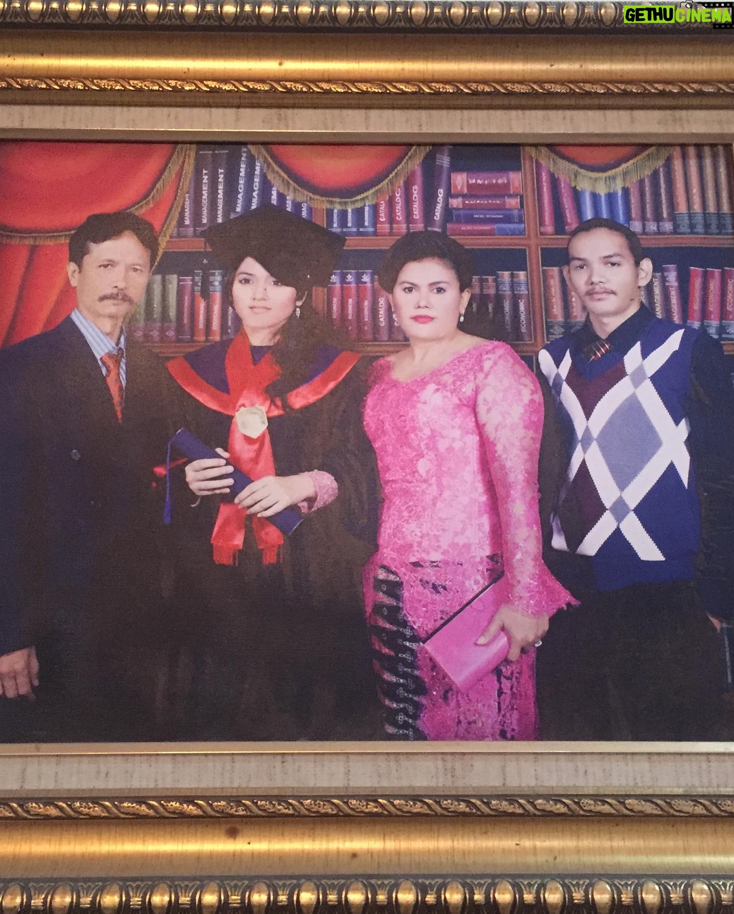 Alenta S. Hombing - 7.9K Likes - 1st degree 2007-2010, Law Major ( Focus UU No.23 thn 2002 ttg Perlindungan Anak) Krisnadwipayana University..mnurut persepsiku mrasa tdk perlu memperlihatkan poto ini karena blm jd apa2, tp mjd motivasi bagi yg sdg meraih pendidikan dmn pun berada tdk perlu menunggu jd apa2, ini jawaban utk berbagai pertanyaan di DM agar kalian terus belajar tanpa henti🙏, dimana ak bekerja bantu perekonomian mama yg hanya tamatan SMA dan ak hrs banting tulang dr kls 1 SMA, rela menanggalkan waktu bersosialisasi/pergaulan dg teman2, syuting pagi ke pagi untuk Hidup yg tdk hanya sekedar Hidup, memperbaiki Strata Sosial yg penuh dg #underestimate, disini ak harus UTS/UAS pd jam yg bkn sewajarnya Otak&Tubuh sinkronized, blm lagi memikirkan alasan ijin pd sutradara krna tdk enak perasaan dg pemain lain, bolak balik DBD karna Striping, dan pengerjaan skripsi yg amat sangat menyita waktu istirahatku, disini aku slalu dpt motivasi dr Rektor bernama Lodwijk Gultom( aku bingung mengucap namanya🙈) terimakasih Pak😇🙏🏻 postingan lama ini tergugah ak beri hastag krna suka dg aura positif @najwashihab #wisuda🎓 #wisudaonline #sidangskripsi #sidangonline #sidangskripsi2019 #universitaskrisnadwipayana #wisudaldr2020 Semangat Berjuang didunia nyata after Wisuda ❤️🇮🇩 Otot Wanita terletak pada Hati dan Otak so, mari ngotot2an dg Adab & Ilmu 🙏😇