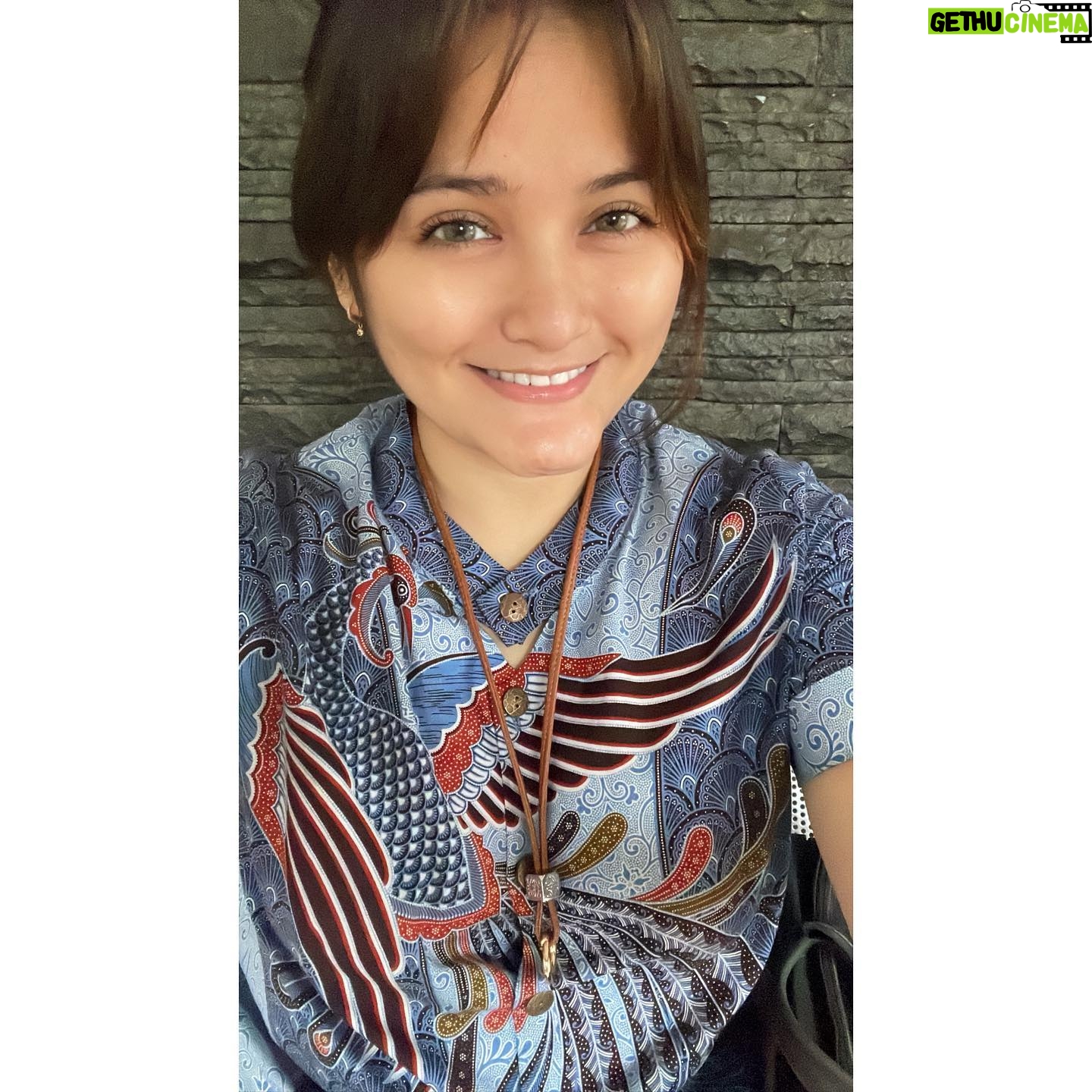 Alenta S. Hombing - 1K Likes - ❤️Perjumpaan IDENTITAS dan ENTITAS❤️
IDENTITAS merupakan Cerminan/Refleksi diri yang berasal dari lingkungan keluarga, gender, budaya, etnis dan proses sosialisasi
ENTITAS sesuatu yang memiliki keberadaan yang unik dan berbeda walaupun tidak harus dalam bentuk fisik semata😊
Communicating Accross Cultures (Stella Ting Toomey)
Semangat menghadapi Politik 2024
#happyfriday