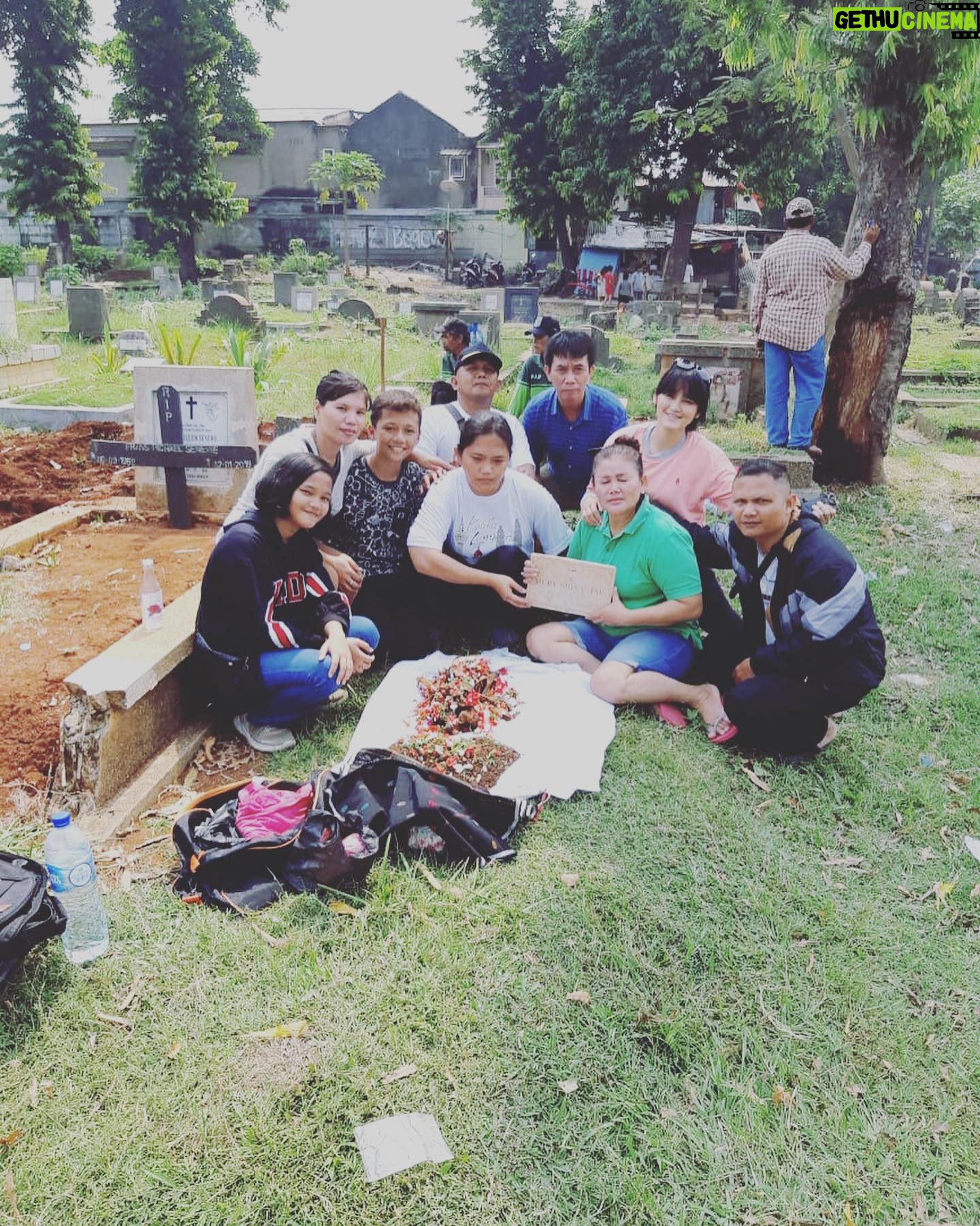 Alenta S. Hombing - 1.8K Likes - @Mery’s Sidabutar Cemetery (MamaTua aka Kakaknya mama) acara adat mangongkal holi (okkal holi) yaitu memindahkan tulang belulangnya yg sudah berumur 30th kurleb dan dbungkus kain ulos ciri khas batak ke samping makam tulang rusuknya papatua yg terletak di sumatera utara dan dipesta kan disana..penuh perjuangan walau penuh keterbatasan salut utk kaka dan abang save flight..😇😇penuh berkat