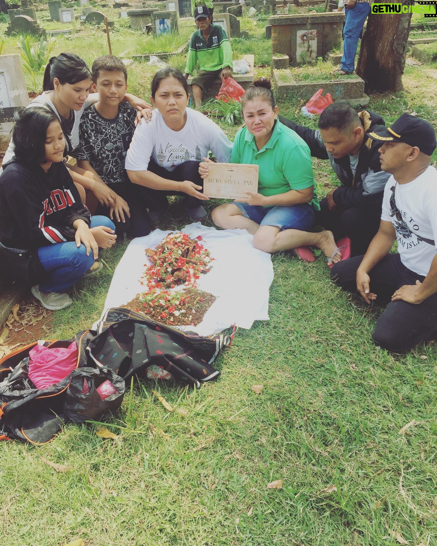Alenta S. Hombing - 1.8K Likes - @Mery’s Sidabutar Cemetery (MamaTua aka Kakaknya mama) acara adat mangongkal holi (okkal holi) yaitu memindahkan tulang belulangnya yg sudah berumur 30th kurleb dan dbungkus kain ulos ciri khas batak ke samping makam tulang rusuknya papatua yg terletak di sumatera utara dan dipesta kan disana..penuh perjuangan walau penuh keterbatasan salut utk kaka dan abang save flight..😇😇penuh berkat