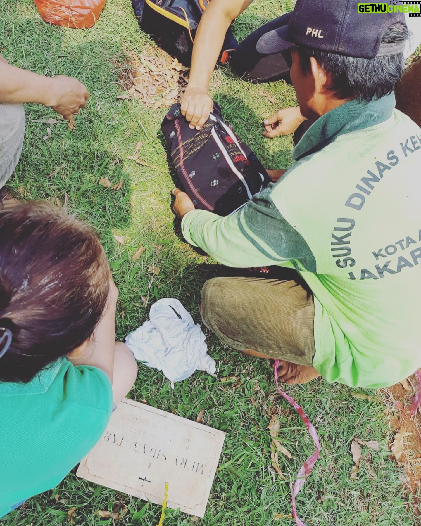 Alenta S. Hombing - 1.8K Likes - @Mery’s Sidabutar Cemetery (MamaTua aka Kakaknya mama) acara adat mangongkal holi (okkal holi) yaitu memindahkan tulang belulangnya yg sudah berumur 30th kurleb dan dbungkus kain ulos ciri khas batak ke samping makam tulang rusuknya papatua yg terletak di sumatera utara dan dipesta kan disana..penuh perjuangan walau penuh keterbatasan salut utk kaka dan abang save flight..😇😇penuh berkat