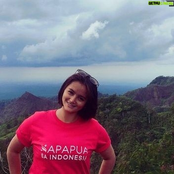Alenta S. Hombing - 4.6K Likes - Aku bukan Pesolek apalagi Wayang Golek, Aku terlahir sebagai Pejuang dalam mencari Peluang..artikan semua dg positif maka km akan temukan arti Kesatuan Seutuhnya😊Jauhkan Compare Dekati Prepare, Hidup bukan soal Hitam Putih, Rupawan dan tidak, tapi seberapa Besar Perjuangan dan Peluang yg km ciptakan agar Dunia dapat mengenal Indonesia.. Hidup bukan sekedar Bersolek lalu menuruti semua perkataan org layaknya Wayang Golek Karena hal tsb akan membawamu pada titik Compare yang satu dg lainya, tentu itu akan menjauhkan satu suku dg suku yg lainnya, Tp cobalah dekati kalimat Prepare utk tiap hal yg buruk pasti sedikit bnyk akan berubah karena adanya dampak yang baik selama km kuat jadi orang yang berdampak baik bukan sbaliknya lakukan lah❤️😇🔥i love Indonesia#SAVEPAPUA❤️#maafbarusempatpostingsusahsignal