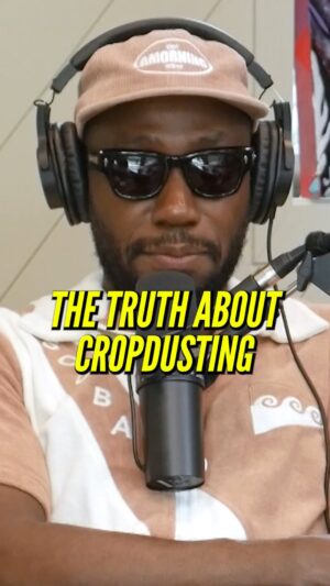 Alesha Renee Instagram - Cheeks up🫡 @lamorne 🤣 #lamornemorris #farting #comedypodcast #explore