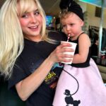 Alessandra Torresani Instagram - 🐩 skirts 🍫 shakes
