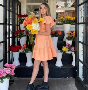 Alexa Nisenson Instagram - …and how r u spending ur sunday? ♥️🧡💛

(this photo shoot and the insanely dreamy flower arrangement brought to you by the amazing & stunning @asiamonetray ) 💐🧡💛