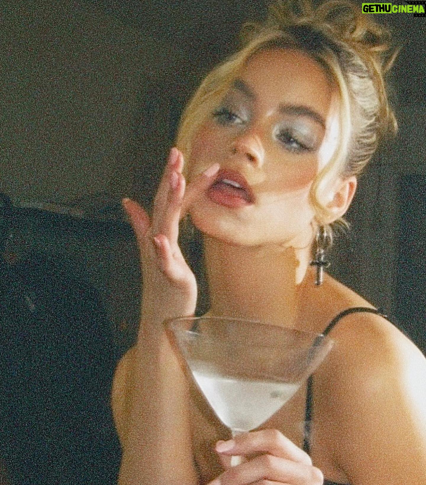 Alexa Blair Robertson Instagram - this is how we watched the Oscars🍸