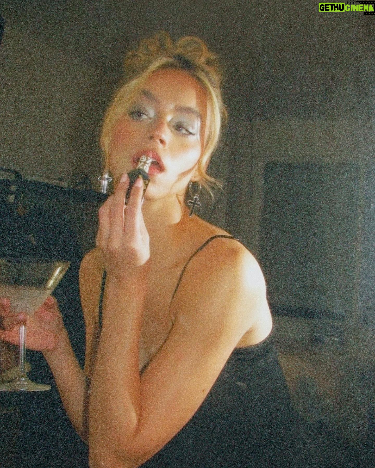 Alexa Blair Robertson Instagram - this is how we watched the Oscars🍸