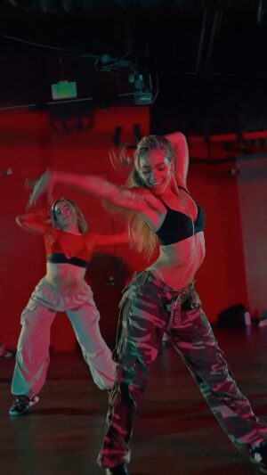 Alexa Blair Robertson Instagram - living my teenage dream every day nowadays!! thank you @davioncoleman__ for such a feel good class🧚🏼‍♀️
