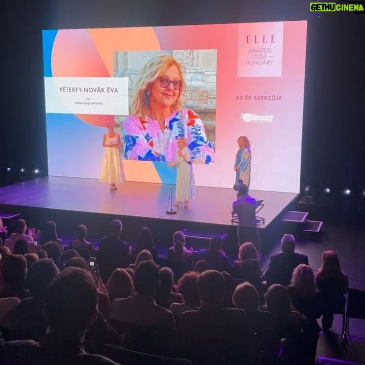 Alexandra Borbély - 3 Likes - #elleawards hungary 2024
#reklámnakminősülőtartalom
szeretem ünnepelni a nőket, mint egy kimenős anyuka meg még inkább😅🥳
szeretettel gratulálok minden jelöltnek, és díjazottnak egyaránt💫
köszönjük @x____kata____x & @danielbenus , hogy beöltöztettetek minket😎🙏