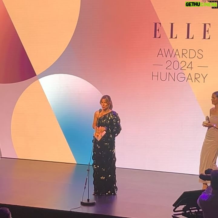 Alexandra Borbély - 3 Likes - #elleawards hungary 2024
#reklámnakminősülőtartalom
szeretem ünnepelni a nőket, mint egy kimenős anyuka meg még inkább😅🥳
szeretettel gratulálok minden jelöltnek, és díjazottnak egyaránt💫
köszönjük @x____kata____x & @danielbenus , hogy beöltöztettetek minket😎🙏