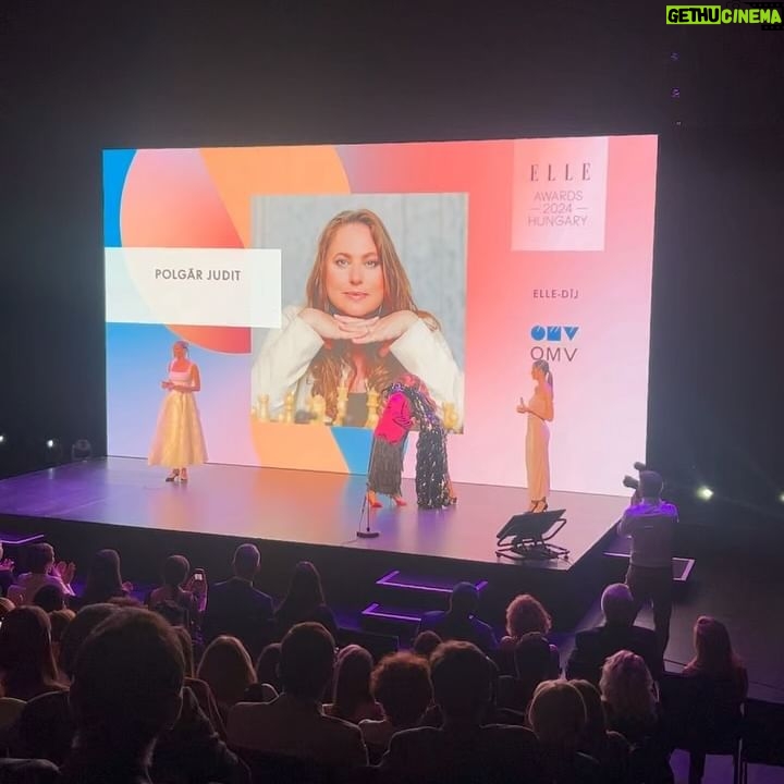 Alexandra Borbély - 3 Likes - #elleawards hungary 2024
#reklámnakminősülőtartalom
szeretem ünnepelni a nőket, mint egy kimenős anyuka meg még inkább😅🥳
szeretettel gratulálok minden jelöltnek, és díjazottnak egyaránt💫
köszönjük @x____kata____x & @danielbenus , hogy beöltöztettetek minket😎🙏