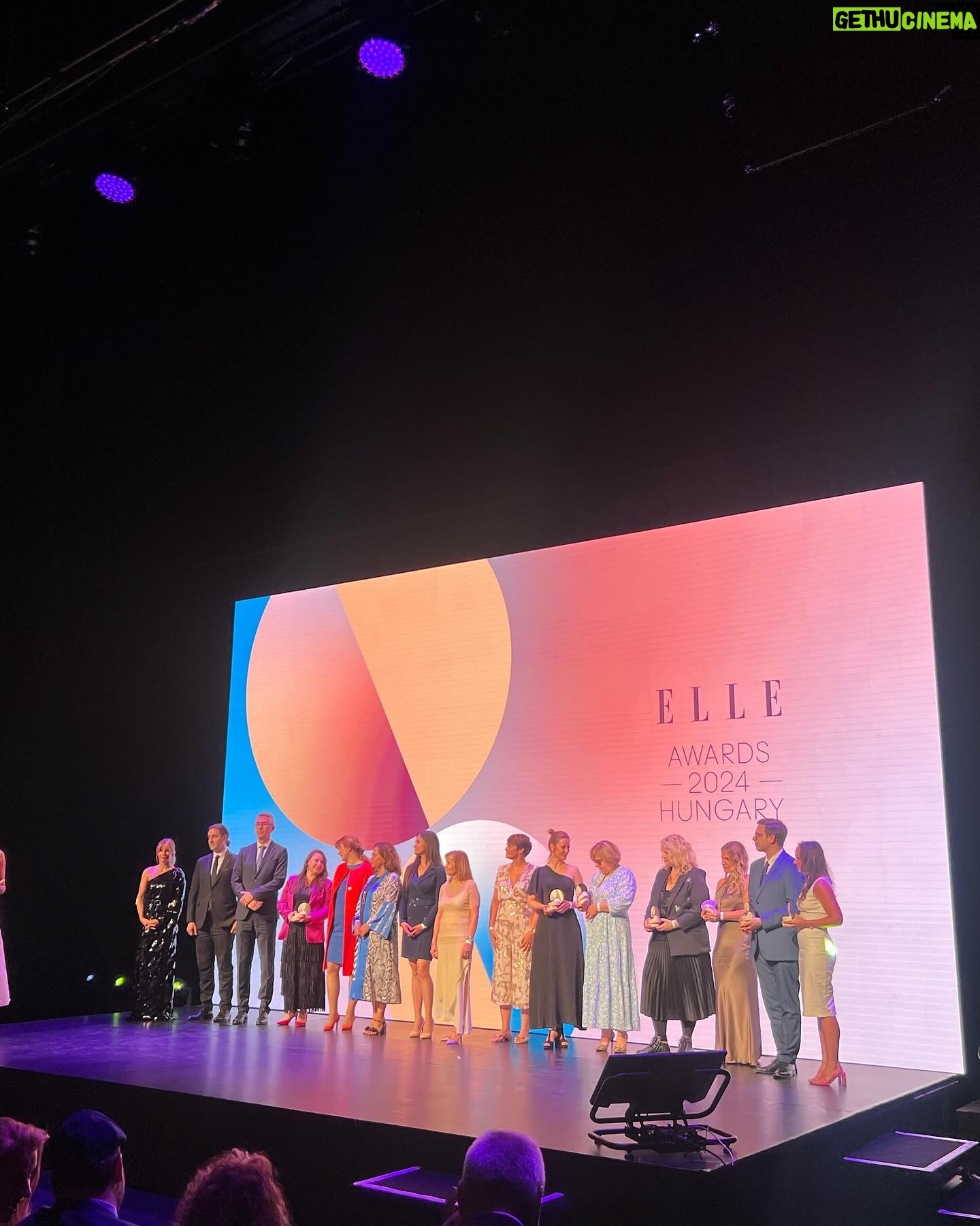 Alexandra Borbély - 3 Likes - #elleawards hungary 2024
#reklámnakminősülőtartalom
szeretem ünnepelni a nőket, mint egy kimenős anyuka meg még inkább😅🥳
szeretettel gratulálok minden jelöltnek, és díjazottnak egyaránt💫
köszönjük @x____kata____x & @danielbenus , hogy beöltöztettetek minket😎🙏