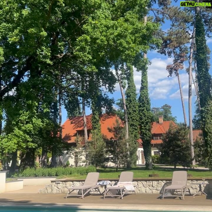 Alexandra Borbély - 1.3K Likes - #együttműködés| 🌿nyugalom, látni már az ősfákat, kedvesen fogadni, Mandula-szobánk, ketten csak, pihenés, olvasni 4 oldalnál többet, sétálni, sétálunk, nyugágyakra lecsücsülünk, a nap süt, csendben egymás szemébe nézni, szauna melege, kávék illata, vízi kefir, tonik helyett, Munk gasztronómiája miatt, hedonistának bizonyulni, beszélni, megbeszélni, örülni, koccintani, bort kortyolni, félig teli a pohár, dudorászni, békésnek lenni, csönd, béke, béke csöndje, kedvesektől elköszönni, gyakran visszatérni
@botanica_danszentmiklos