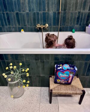 Alexandra Borbély Instagram - #reklám| “Fürdés!”-kiabálom, és akkor az ikrek beszaladnak a fürdőszobába, és nézik, ahogy zubog a víz a kádba, a vetkőztetést épp annyira nem szeretik, mint az öltöztetést🙈, apa gyorsan széttépi kétoldalt a bugyipelust, és zsupsz be a kádba, amikor ki kell jönni a vízből, azt hangos “neee” kíséri. Aztán be a szobába, felhúzzuk az éjszakai bugyipelust, gyorsan, mert már fáradtak, nyűgösek, és altatás, majd mesélünk nekik.🌙 Mostanában nyugodtak az éjszakák, nem kell  pelust cserélni. A megújult #nightpants megerősített nedvszívócsatornákkal rendelkezik , az illeszkedés pedig 360 fokos, a baba alakjához igazodva segít megelőzni a szivárgást.🫧 #pampersbugyipelus #pampers #nightpants @pampers_hungary