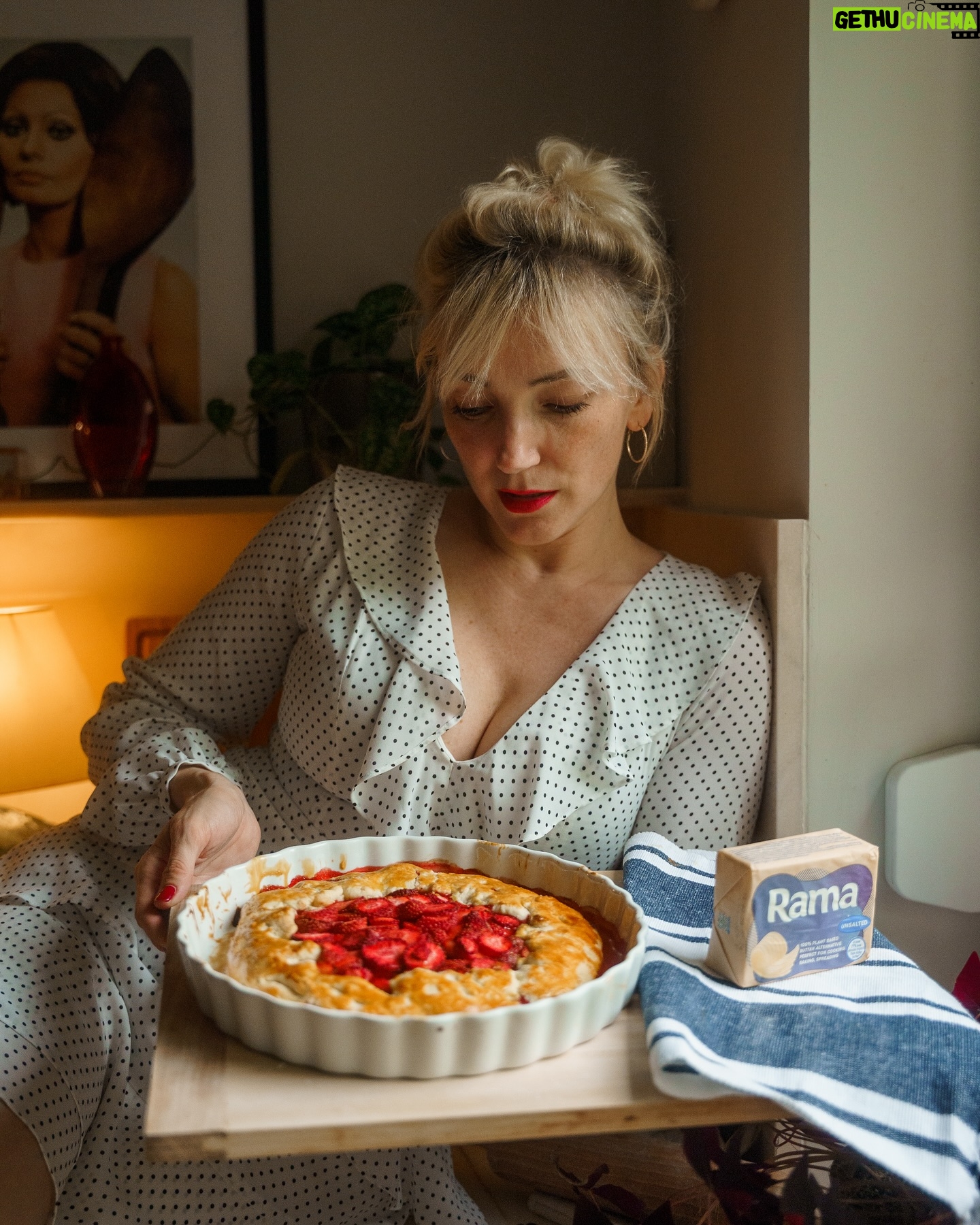 Alexandra Borbély - 3 Likes - #reklám| Ezt a süteményt nagyon gyakran készítem. Pillanatok alatt kész a tészta, amihez most a Rama növényi alapú vajalternatíváját használtam. Amíg a tészta pihen a hűtőben, drukkolok, hogy az eper is szélsebesen megérkezzen (férjemre bíztam🙈). Előveszek egy kerámiatálat, beleformázom a tésztát, az eper is landol (mondjuk máshonnan😅). A sütő bemelegítve, közben megcsodáljuk a szomszéd cseresznyefáját és kész is, a család örömére. Én, épp csak megkóstolom, hogy beleférjek ebbe a pöttyös ruhába.😉
A Rama termékekkel vegánokra, flexitáriánusokra, laktózérzékenyekre is gondolnak. 😊
#skipthecow #hagyjukbékénateheneket #rama
@ramamagyarorszag