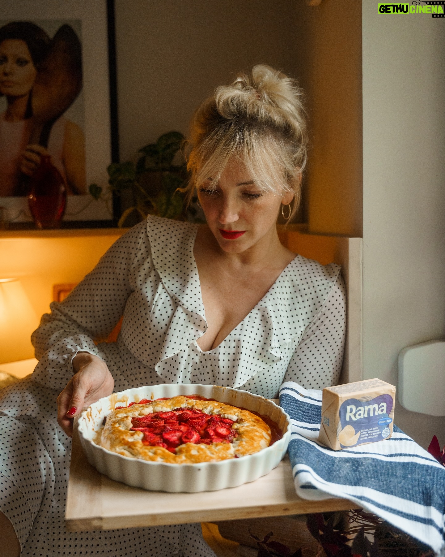 Alexandra Borbély - 3 Likes - #reklám| Ezt a süteményt nagyon gyakran készítem. Pillanatok alatt kész a tészta, amihez most a Rama növényi alapú vajalternatíváját használtam. Amíg a tészta pihen a hűtőben, drukkolok, hogy az eper is szélsebesen megérkezzen (férjemre bíztam🙈). Előveszek egy kerámiatálat, beleformázom a tésztát, az eper is landol (mondjuk máshonnan😅). A sütő bemelegítve, közben megcsodáljuk a szomszéd cseresznyefáját és kész is, a család örömére. Én, épp csak megkóstolom, hogy beleférjek ebbe a pöttyös ruhába.😉
A Rama termékekkel vegánokra, flexitáriánusokra, laktózérzékenyekre is gondolnak. 😊
#skipthecow #hagyjukbékénateheneket #rama
@ramamagyarorszag