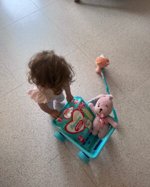 Alexandra Borbély Instagram - #reklám | sétájni visszük a nyuszit, a cicust, és veszünk pejust is a bojtban, mert azt hallottuk , hogy a #pampersbugyipelus most megújult, a külső csomagolás is, és új figurák kerültek rá, de mindenekelőtt anya kicseréli a pelenkát, friss, tisztára, csak gyorsan széttépi kétoldalt, és felhúzza az újat, pont, mint egy bugyikát, és kész, indulhatunk #pampersbugyipelus #pampers #pampersants #megújultcsomagolás #szupernedvszívómag #könnyenfelhúzható @pampers_magyarország